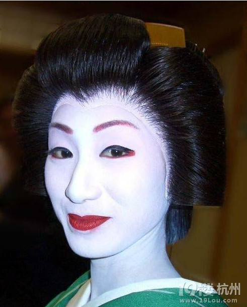 全球最古怪的美容方法：鸟屎面膜vs生肉面膜
