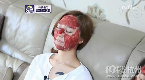 全球最古怪的美容方法：鸟屎面膜vs生肉面膜