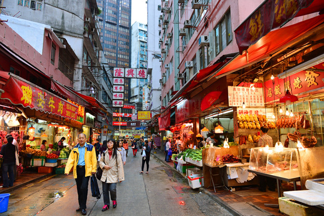 香港掠影---高楼下的菜市场