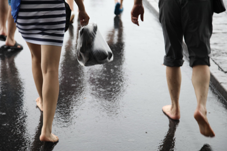 下雨天光脚走路图片