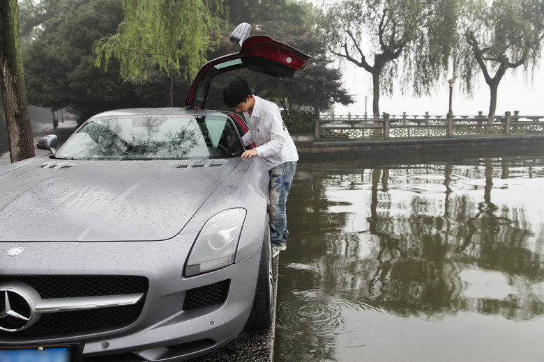 把车停成这样 好危险
