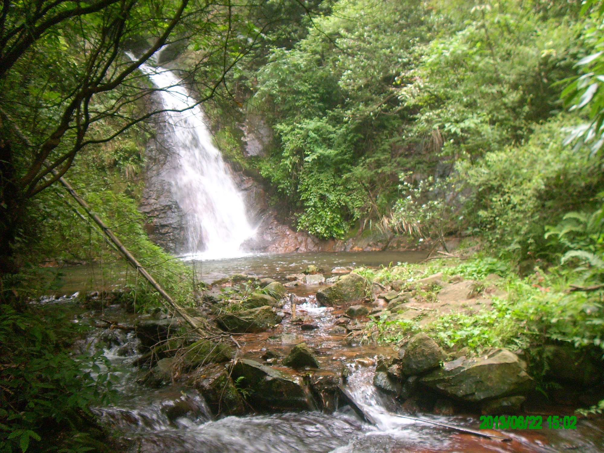 径山脚下的九龙瀑不错.