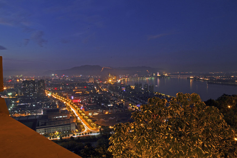 富阳鹿山富春阁顶看富阳城和富春江夜景
