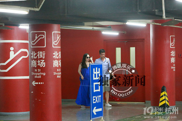 霍思燕杜江携手采购喜糖 肩宽臂粗显双下巴孕像