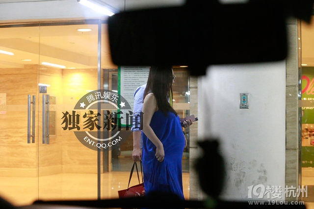 霍思燕杜江携手采购喜糖 肩宽臂粗显双下巴孕像