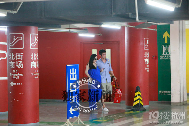 霍思燕杜江携手采购喜糖 肩宽臂粗显双下巴孕像
