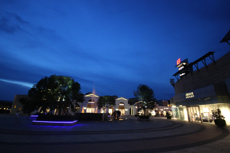 下沙和海宁边上的奥特莱斯 夜景 挺漂亮的!