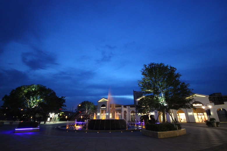 下沙和海宁边上的奥特莱斯 夜景 挺漂亮的!-扫