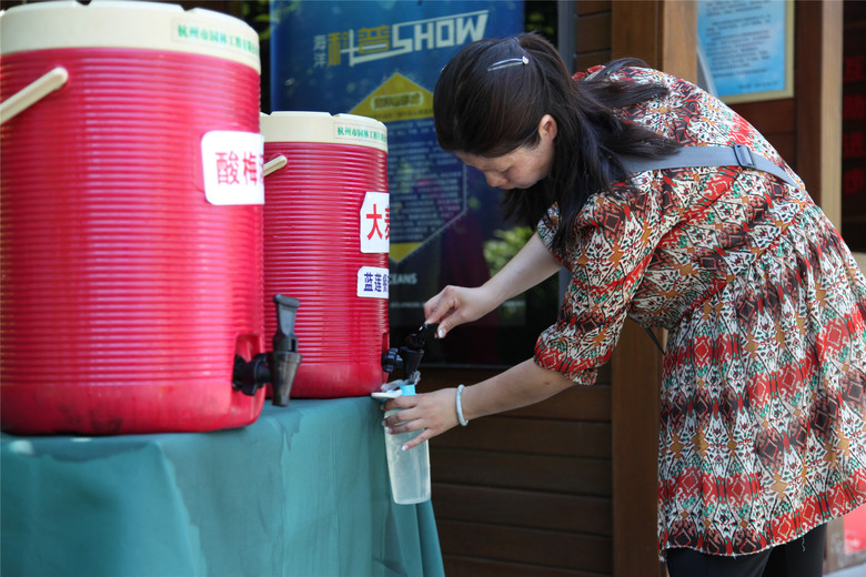 免费茶水碰到他们实在无奈,请大家自觉