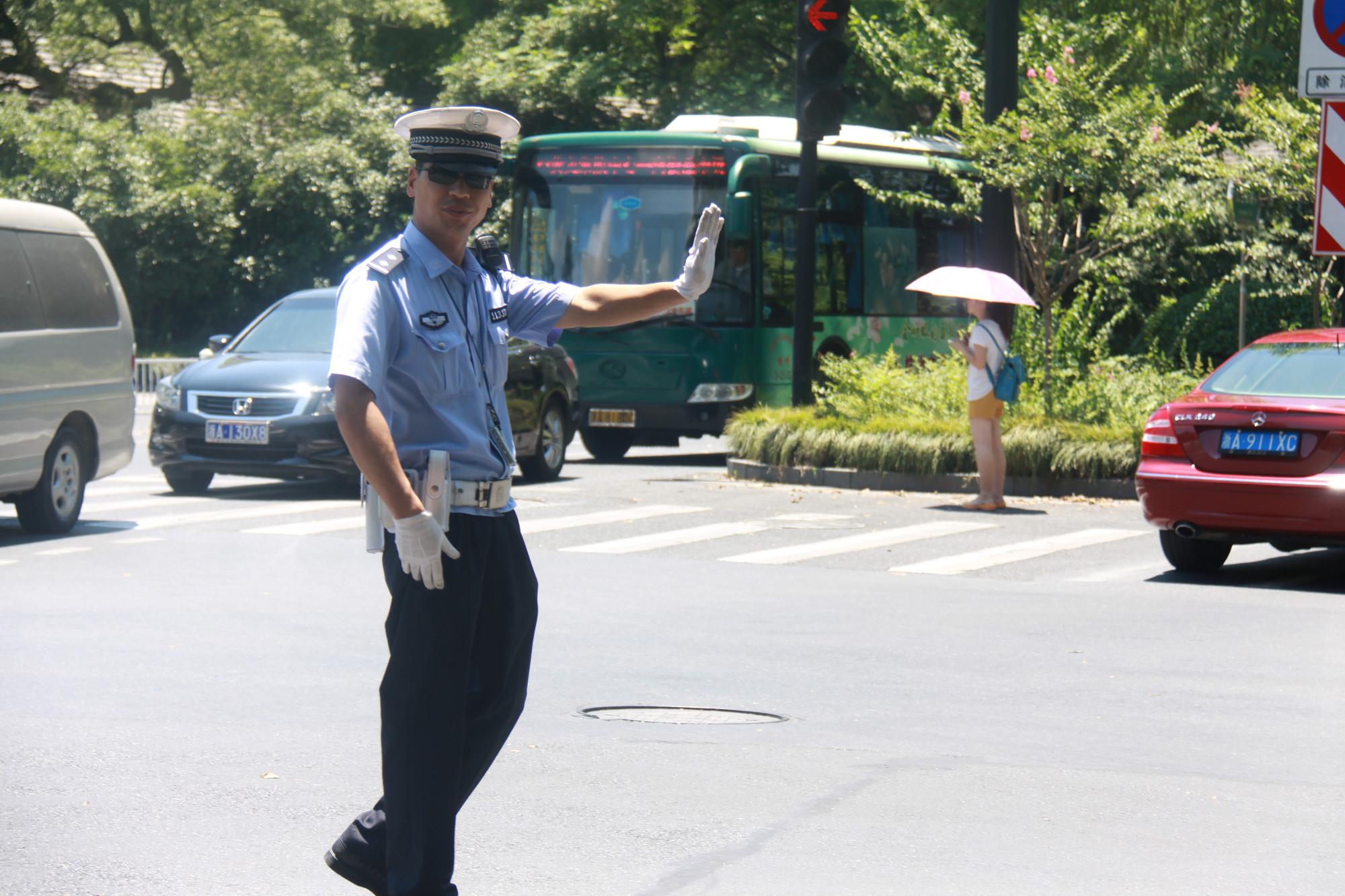 烈日下的交警隨手拍