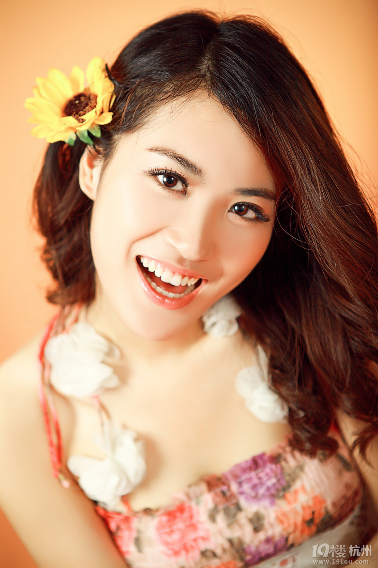 诗薇华丽归来,亲是喜欢花姑娘滴干活,还是大牌范儿呢?