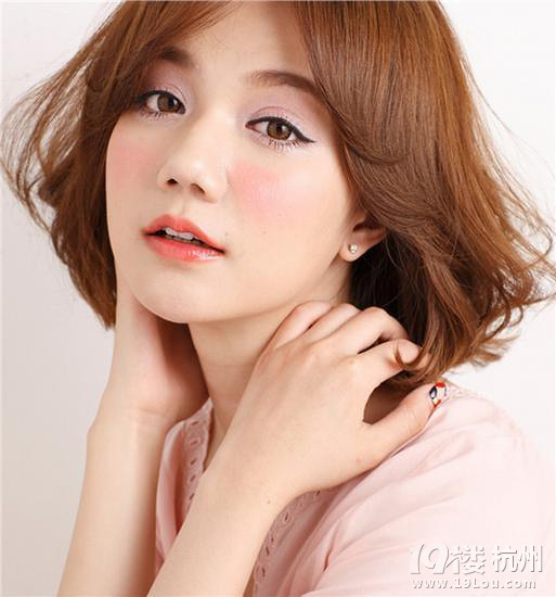 吴莫愁红唇媚眼 多变眼线妆女神