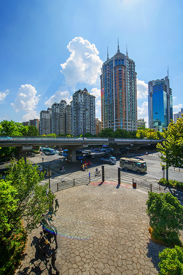 杭州市区难见的蓝天白云