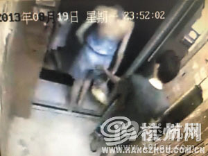 半夜電梯遭遇咸豬手 女子發(fā)飆打飛色狼眼鏡