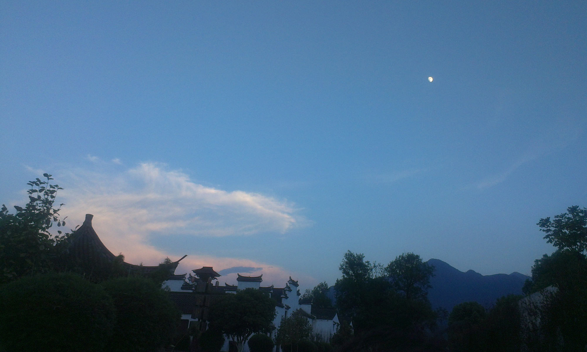 晚霞明月当空挂,感觉很不错哦!静态美