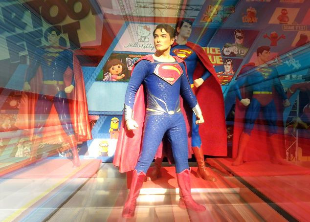 菲律宾男子16年整容19次变"超人"