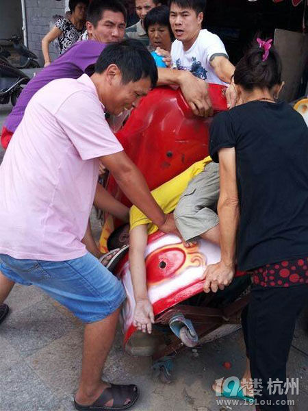 男童玩摇摇车被夹身亡 众人围观无一施救