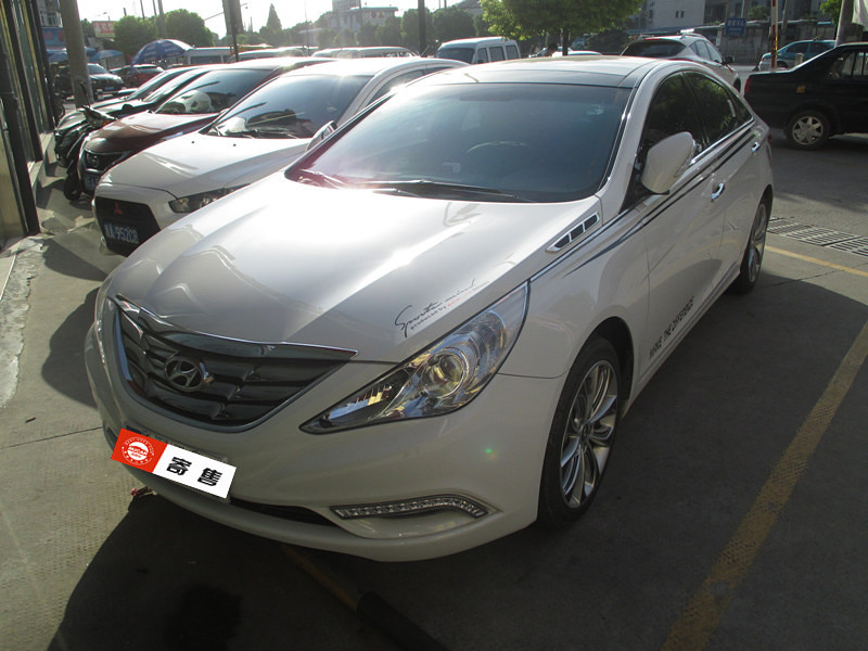 现代索纳塔8八代2.0自动档 白色