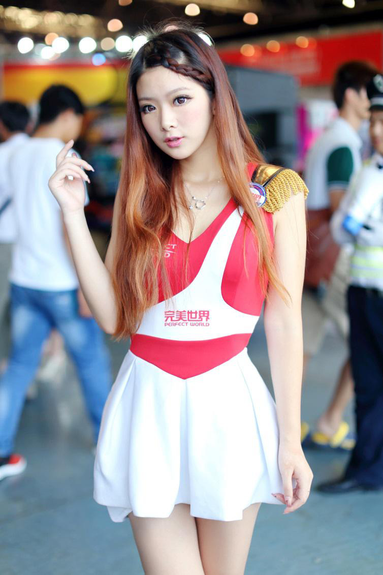 人气嫩模冯焱亮相《笑傲江湖ol》炮娘身份首度曝光