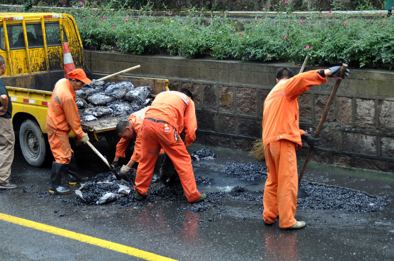 填坑修路保畅通