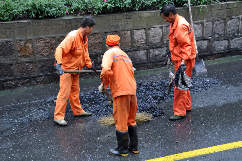 填坑修路保畅通