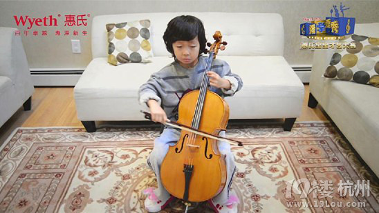 看一遍笑一遍的中韓混血小男孩拉大提琴視頻,太逗了