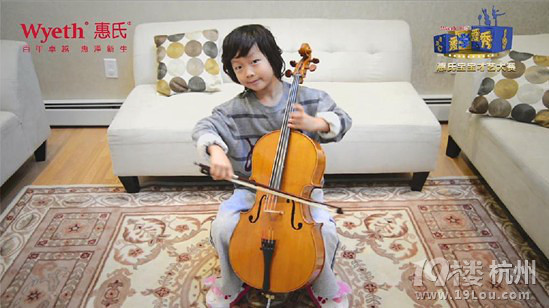 看一遍笑一遍的中韓混血小男孩拉大提琴視頻,太逗了