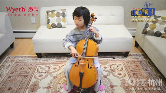 看一遍笑一遍的中韓混血小男孩拉大提琴視頻,太逗了
