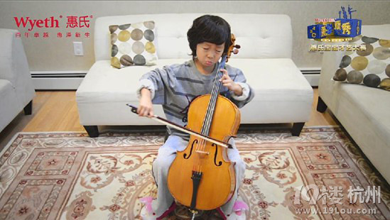 看一遍笑一遍的中韓混血小男孩拉大提琴視頻,太逗了