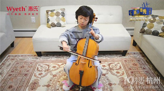 看一遍笑一遍的中韓混血小男孩拉大提琴視頻,太逗了