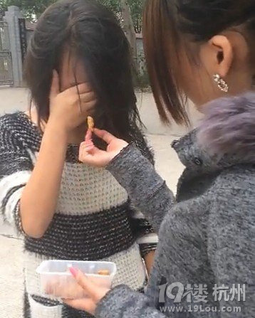 湖南高一女生被多名女孩扒衣毆打