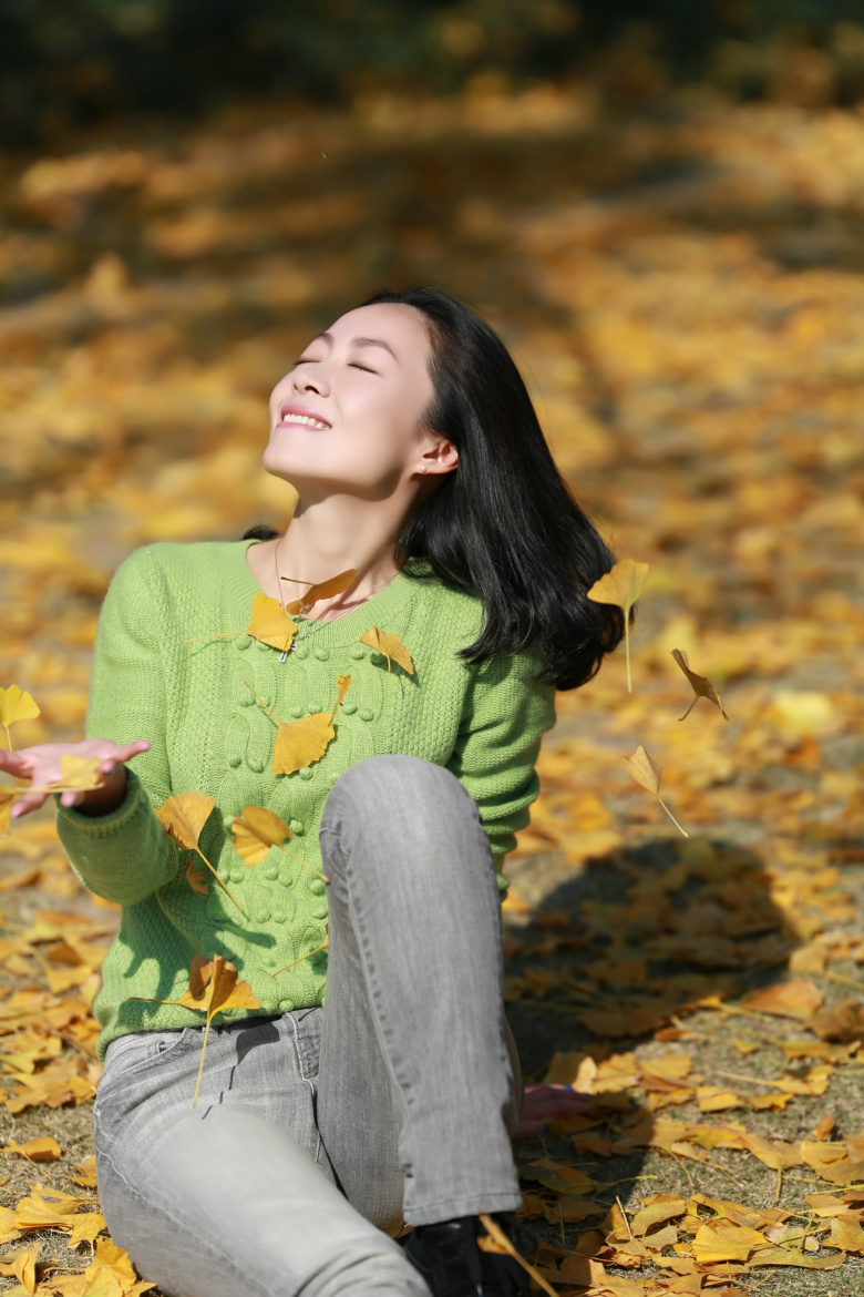 快乐美女在花圃