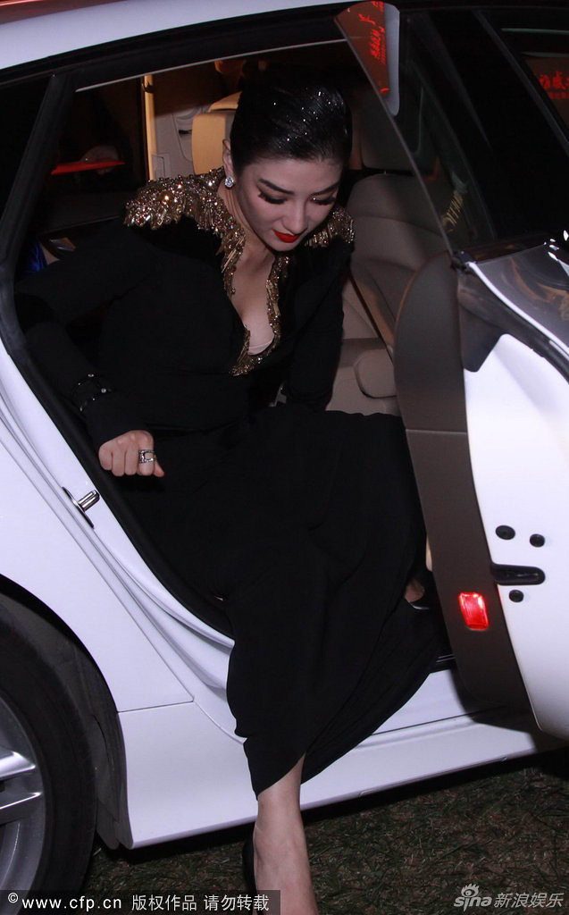 黄奕浓妆红唇现身低胸走光露内衣