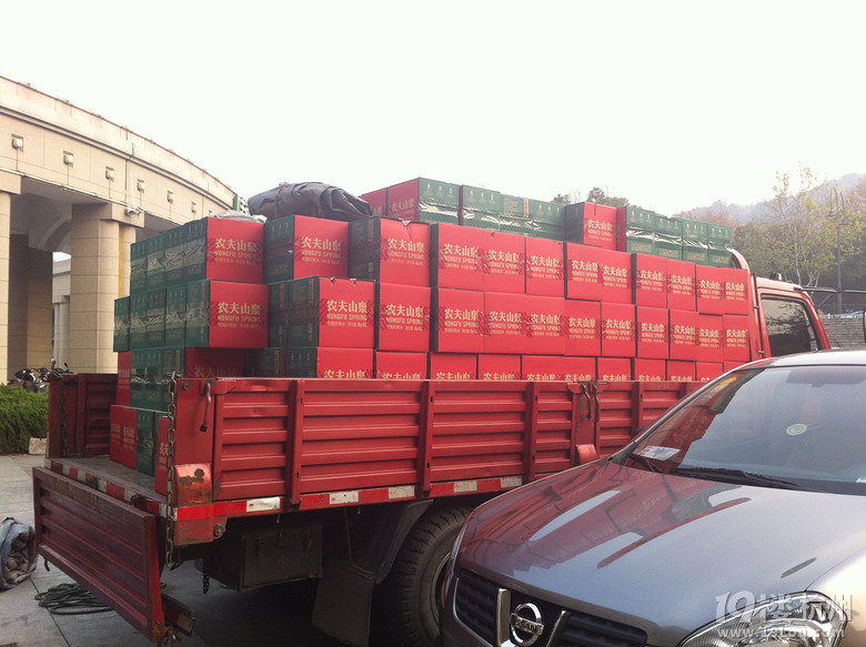 农夫山泉给员工发水喽~~身为农夫员工,此刻真是无比幸运啊!