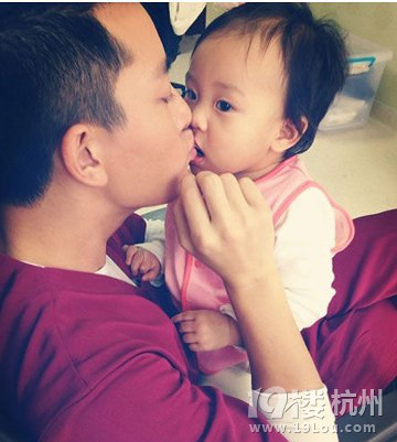 曝李小璐女儿照片塌鼻梁 李小璐贾乃亮整容前后比照