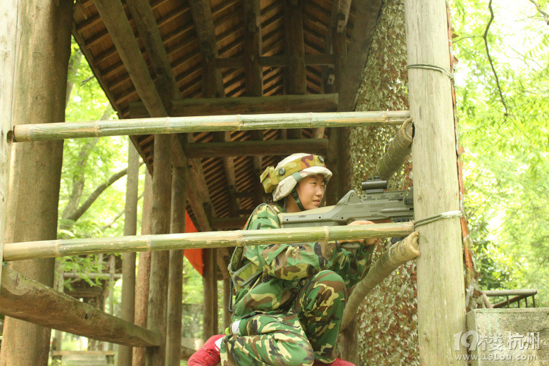 8年退役特种兵当真人cs教练,给您一种真正的部