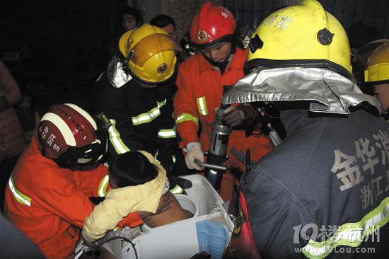 5岁小孩钻进洗衣机身体卡住消防队员成功营救