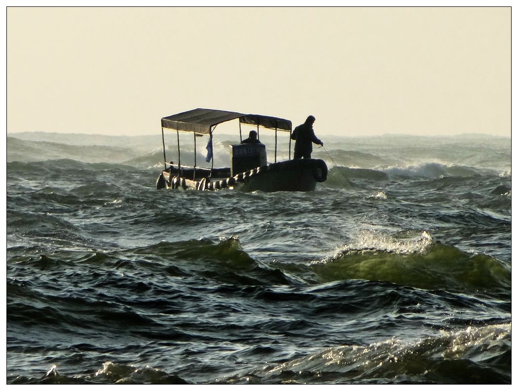 惊涛骇浪的渔船