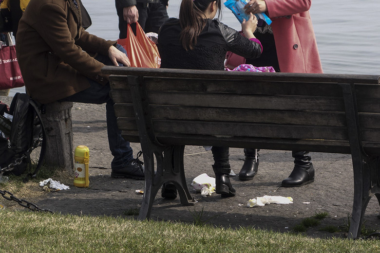 触目惊心 西湖游客随地扔垃圾乱象