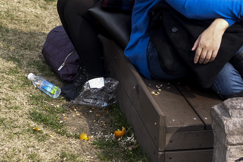 触目惊心 西湖游客随地扔垃圾乱象