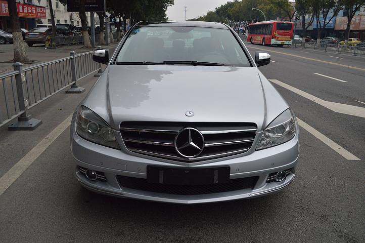 2008年4月奔驰c200 加装酒红色内饰