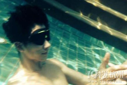 张亮三角泳裤出镜与天天戏水 网友把持不住