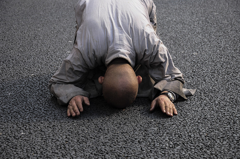 峨眉大师一心向佛 三步一叩首行走万里