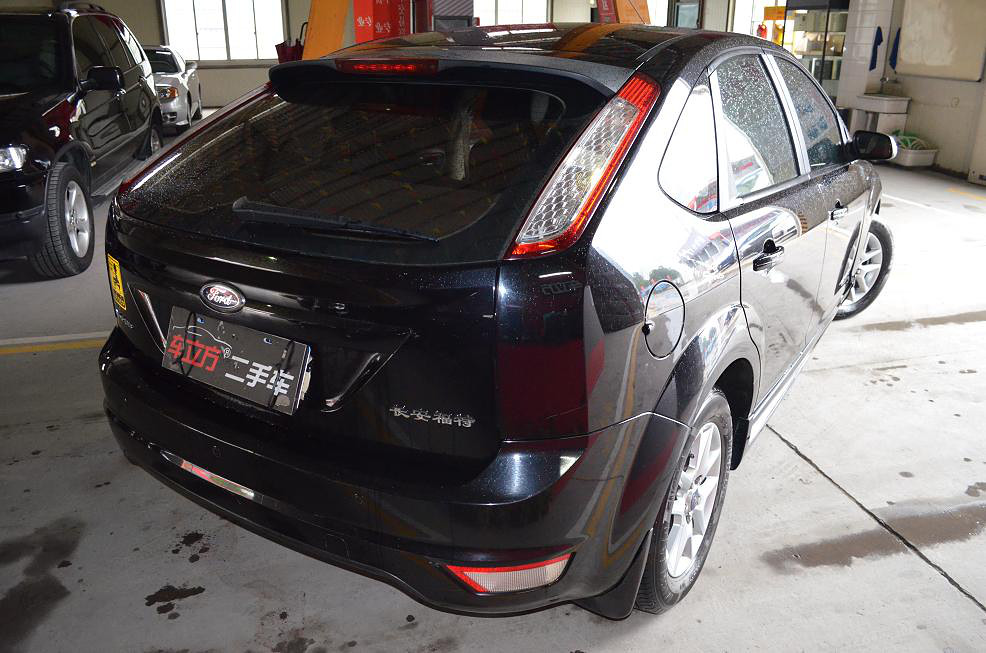 黑色两厢福克斯