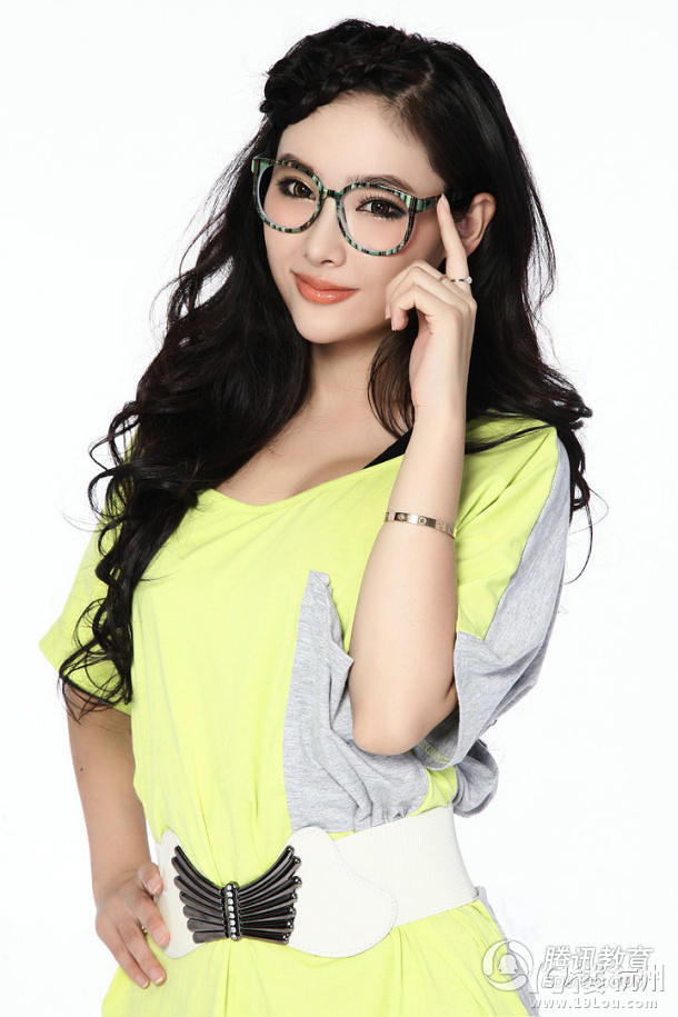 高清:吉利大学校花王馨漪 俏皮甜美似公主