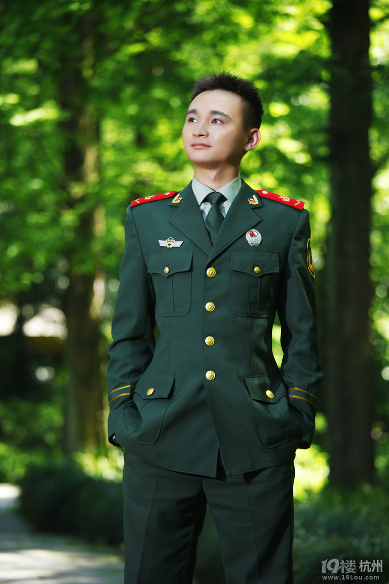 消防中队的新郎和伴郎被整