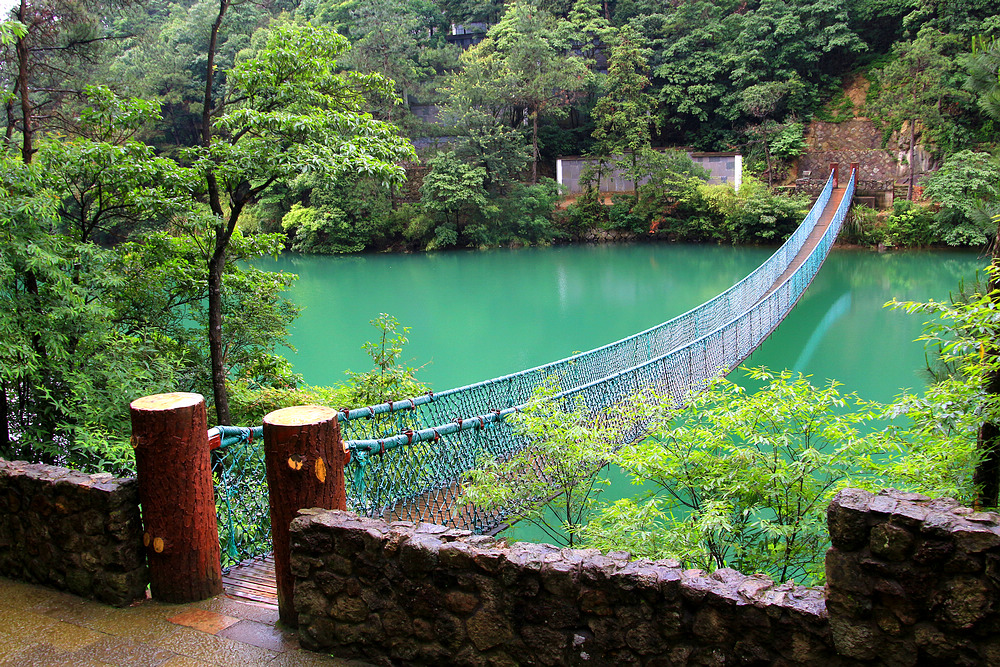 索桥横水过玉湖