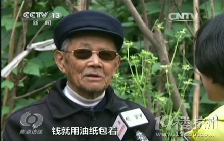 業(yè)界良心！環(huán)衛(wèi)工徒手刨2噸垃圾 只為陌生人！