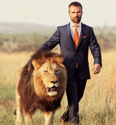 穿西装与三只狮子踢足球 短片迅速走红(高清组图)