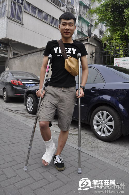 考前放松打球不慎摔伤骨裂 帅气男生拄双拐进考场